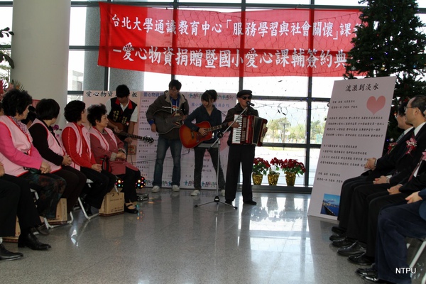 990126愛心典禮現場49--李炳輝表演9.JPG
