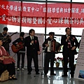 990126愛心典禮現場50--李炳輝表演--與侯校長及高教司何司長合唱流浪到淡水.JPG