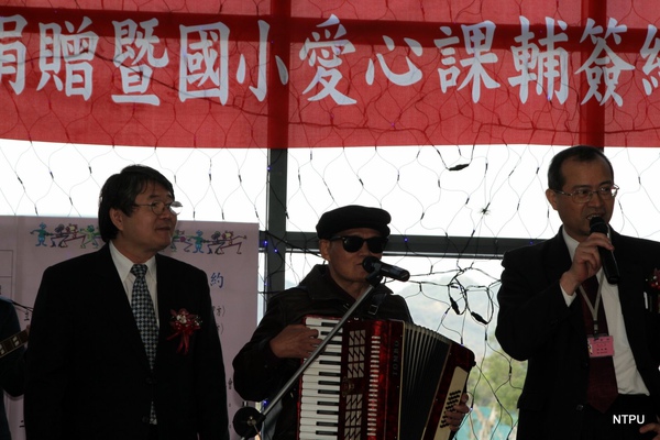 990126愛心典禮現場51--李炳輝表演10--與侯校長及高教司何司長合唱流浪到淡水.JPG