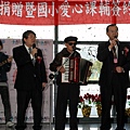 990126愛心典禮現場52--李炳輝表演11--與侯校長及高教司何司長合唱流浪到淡水.JPG