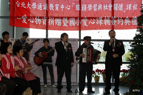990126愛心典禮現場53--李炳輝表演12--與侯校長及高教司何司長合唱流浪到淡水.JPG