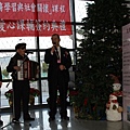 990126愛心典禮現場55--李炳輝表演14--與侯校長及高教司何司長合唱流浪到淡水.JPG