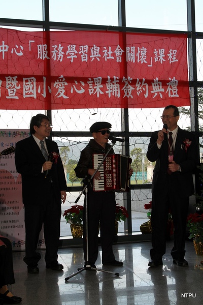 990126愛心典禮現場56--李炳輝表演15--與侯校長及高教司何司長合唱流浪到淡水.JPG