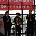 990126愛心典禮現場56--李炳輝表演15--與侯校長及高教司何司長合唱流浪到淡水.JPG