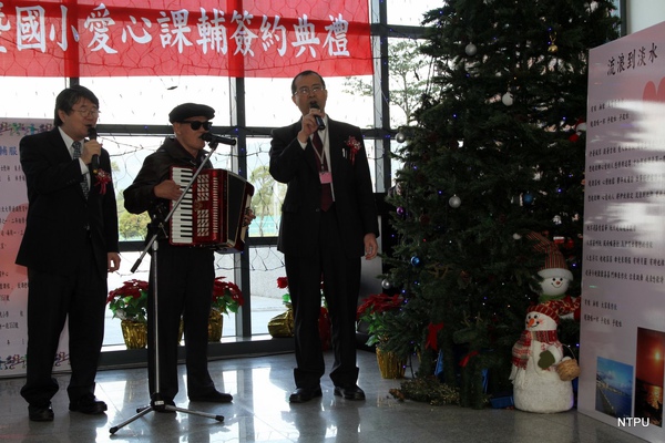 990126愛心典禮現場57--李炳輝表演16--與侯校長及高教司何司長合唱流浪到淡水.JPG