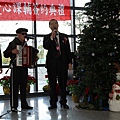 990126愛心典禮現場57--李炳輝表演16--與侯校長及高教司何司長合唱流浪到淡水.JPG