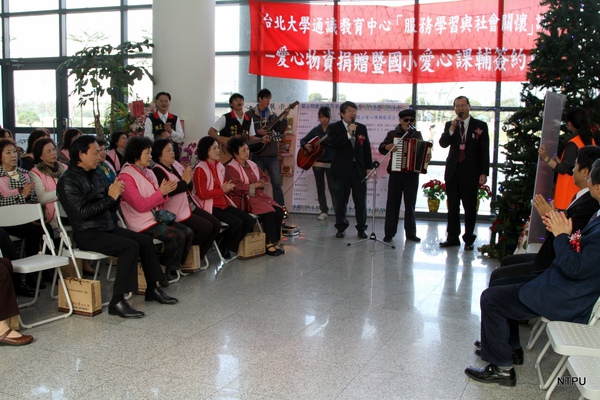 990126愛心典禮現場58--李炳輝表演17--與侯校長及高教司何司長合唱流浪到淡水.JPG