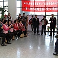 990126愛心典禮現場58--李炳輝表演17--與侯校長及高教司何司長合唱流浪到淡水.JPG