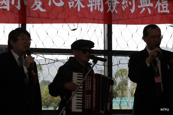 990126愛心典禮現場60--李炳輝表演19--與侯校長及高教司何司長合唱流浪到淡水.JPG