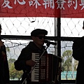 990126愛心典禮現場60--李炳輝表演19--與侯校長及高教司何司長合唱流浪到淡水.JPG