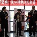 990126愛心典禮現場61--李炳輝表演20--與侯校長及高教司何司長合唱流浪到淡水.JPG