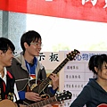 990126愛心典禮現場62--李炳輝表演21--本校吉他社3位伴奏同學.JPG