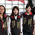 990126愛心典禮現場90--本課程協助接待的4位教學助理合影.JPG