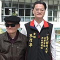 990126愛心典禮現場90--朱彥華老師與李炳輝合影.JPG