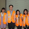 朱老師與義務服務且全勤同學合影2.JPG