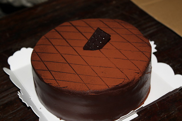 簡單樸素的經典生巧克力蛋糕