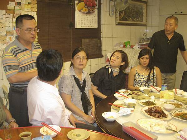 左起: 外國人盧源芳+蘇明潔+苟嘉瑜+美女Elena+談誠 (趙志華提供)