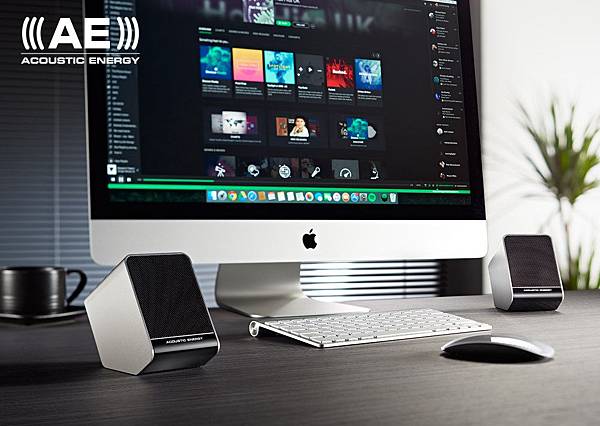 Aego-3-and-iMac.jpg Aego-3-and-iMac.jpg