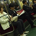 日本人ㄧ上電車就會開始玩手機