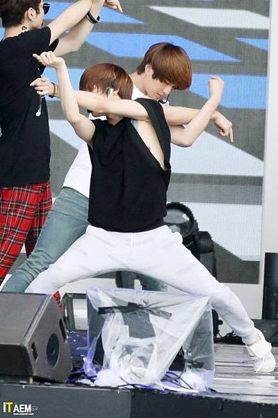 120814 MBC DMZ Peace Concert & KBS Olympic Concert ☆-O2