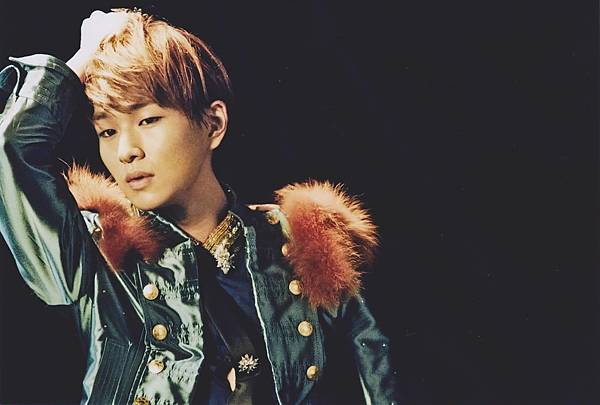DAZZLING GIRL - ONEW Special Photo