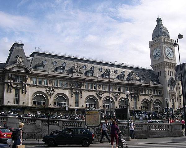 1024px-Paris_GareDeLyon_FacadeEtTourDeLHorloge