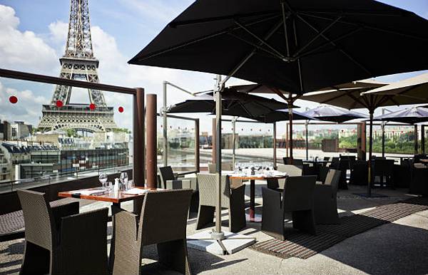 Restaurant-Les-Ombres-Terrasse-de-jour-Vue-sur-la-tour-Eiffel---630x405---©-Benjamin-DIDIER