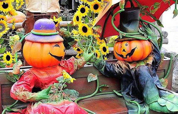 Couple-citrouille-Halloween-Disneyland-Paris---630x405---©-DR