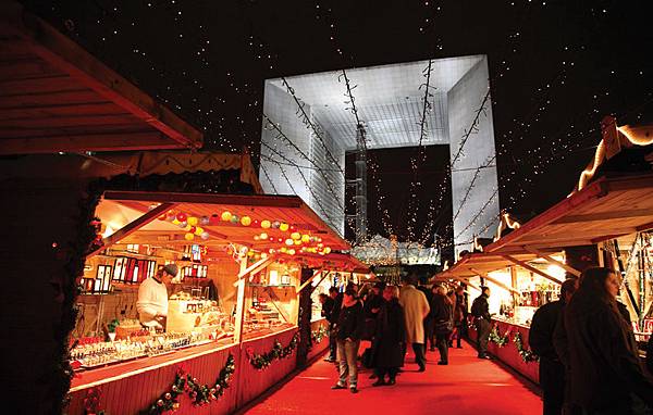 Marché-de-Noël-Esplanade-de-la-Défense---850x540---©-OTCP-Amélie-Dupont---163-01