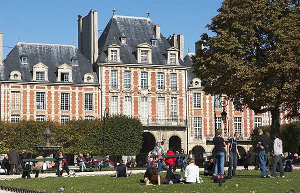 Place-des-Vosges-square-Louis-XIII-_-630x405-_-©-OTCP-David-Lefranc-I-127-54.jpg