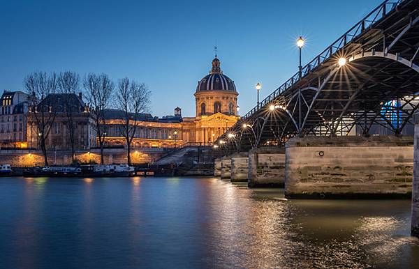 Pont-des-Arts-Nuit-|-630x405-|-©-Pierre-Blache-Unsplash