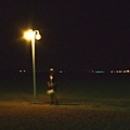 晚上沙灘的路燈