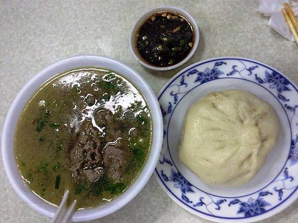 北新橋牛雜湯  我點牛肉湯  肉包  好好吃.jpg