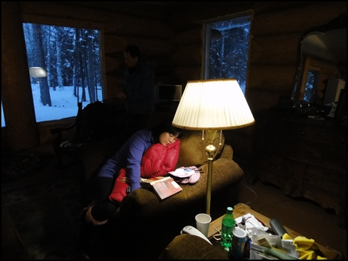 狗拉雪橇場旁的木屋小憩    實在太冷了ㄚ.jpg