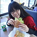冬季極光列車25列車上用餐瞜  安格斯牛肉漢堡組合後也太大一個.jpg