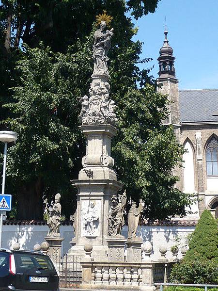 人骨教堂旁的三位一體紀念柱