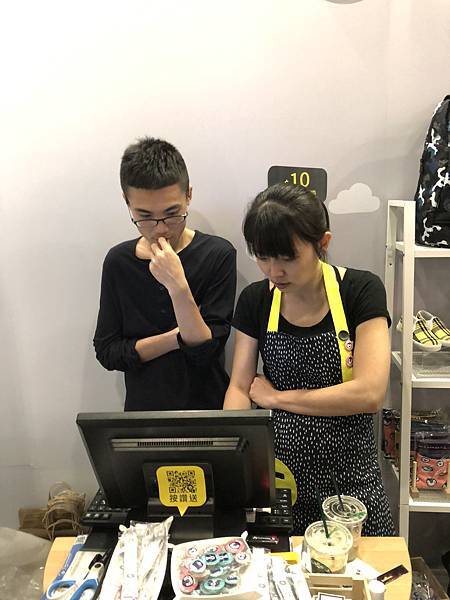 201805母嬰展被數字搞瘋的兩位 201805母嬰展被數字搞瘋的兩位