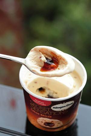 Häagen-Dazs「融心法式布蕾」靜待10分鐘後濃郁焦糖脆片完美交融於香草冰淇淋，搭配香甜焦糖醬的融心內餡.JPG