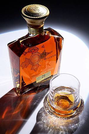 JOHNNIE WALKER XR 21年蘇格蘭威士忌與琉璃工房合作推出嶄新禮盒.jpg