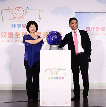 台灣雀巢總經理崔伍迪Mr. Mayank Trivedi(右)與董氏基金會營養組主任許惠玉(左)一同為雀巢健康兒童二年升級計畫進行啟動儀式 台灣雀巢總經理崔伍迪Mr. Mayank Trivedi(右)與董氏基金會營養組主任許惠玉(左)一同為雀巢健康兒童二年升級計畫進行啟動儀式