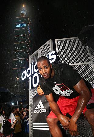 Dwight Howard在adidas 101前與台北101開心合照