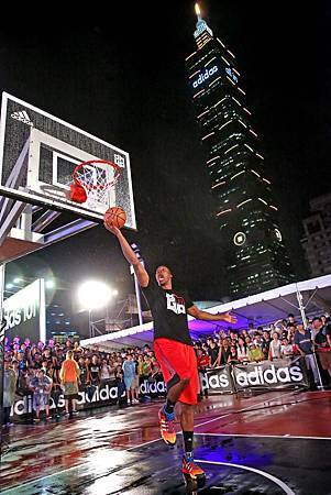 Dwight Howard在adidas 101籃球公園擔任開幕貴賓,象徵啟用這座台灣籃球新地標。 Dwight Howard在adidas 101籃球公園擔任開幕貴賓,象徵啟用這座台灣籃球新地標。