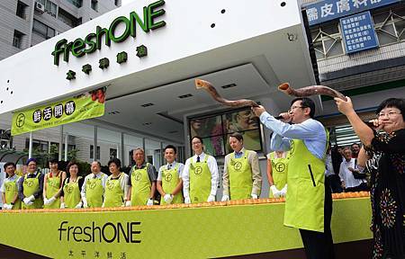 freshONE藉由貴賓一齊撕開特製8公尺長鮮活麵包,並吹響勝利號角作為隆重的開幕剪綵儀式 freshONE藉由貴賓一齊撕開特製8公尺長鮮活麵包,並吹響勝利號角作為隆重的開幕剪綵儀式