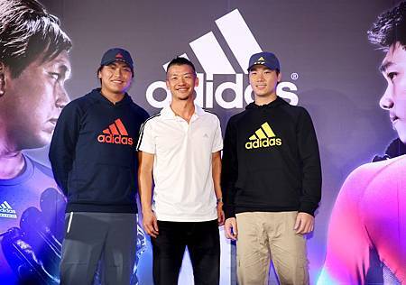 台灣adidas總裁畢寶元贈送李振昌與羅嘉仁象徵加盟的棒球帽