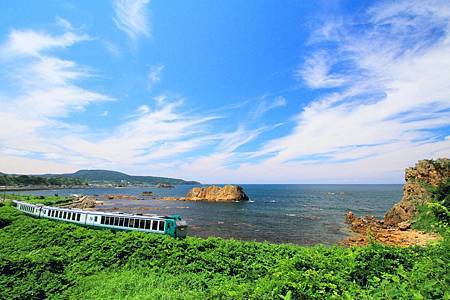 圖1:在五能線列車裡觀賞海水翻湧而來,畫面十分扣人心弦.jpg 圖1:在五能線列車裡觀賞海水翻湧而來,畫面十分扣人心弦.jpg