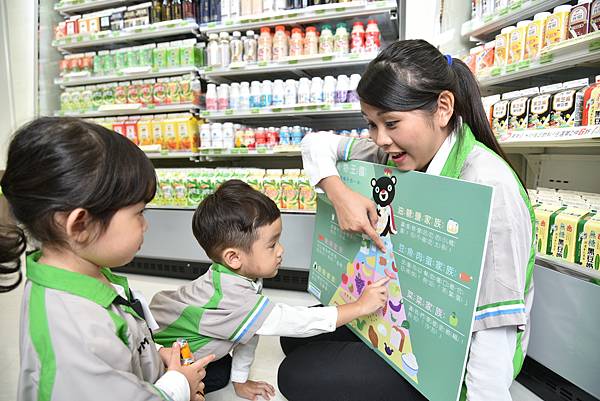 Making FamilyMart from a mere retail environment to a fun classroom for “balance-eating”.JPG