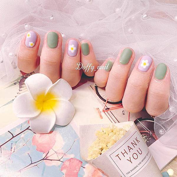 淡紫色配上白色小花的跳色美甲