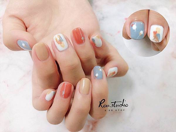 天藍色及朝氣紅色的跳色美甲