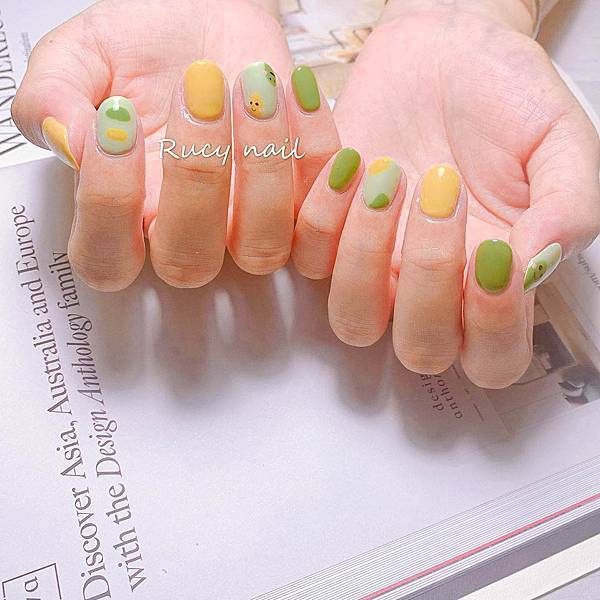 清爽檸檬色的跳色美甲