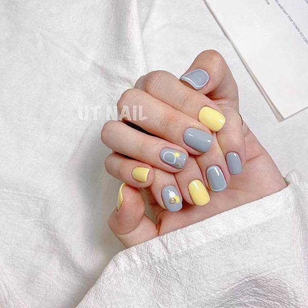 淡藍及鵝黃的跳色美甲